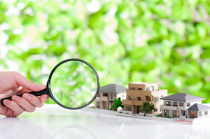 住宅と虫眼鏡